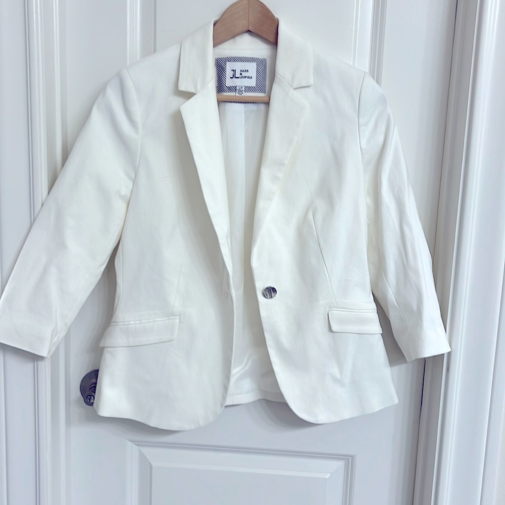 Cream blazer great for spring time. Size small